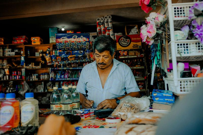 Dueño de local con calculadora