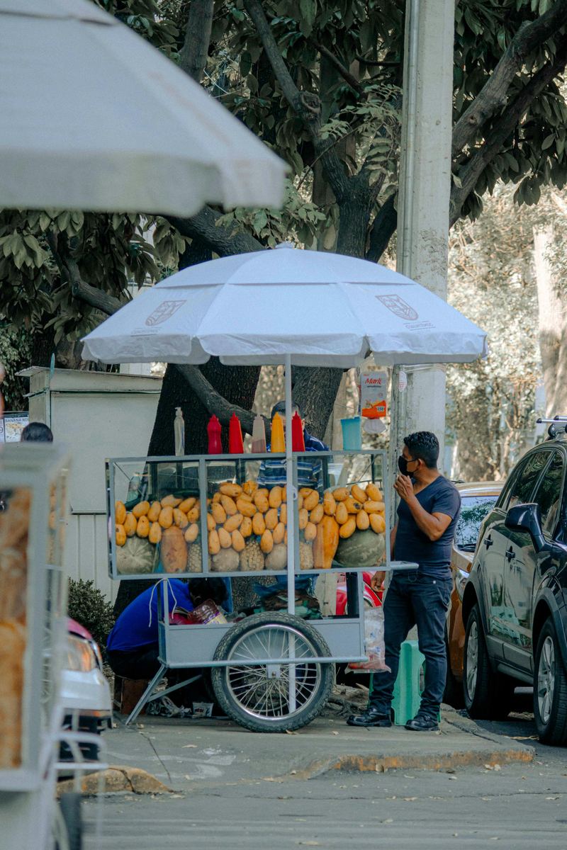 Vendedor con puesto de mangos